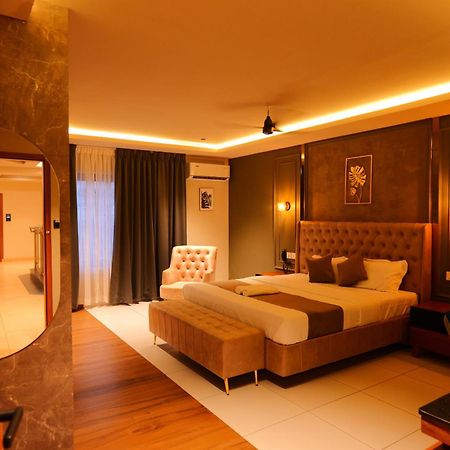 Hotel Classico International Kannangad Экстерьер фото